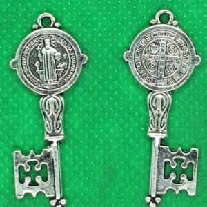 Amuleto 2 Llaves miniatura San Benito y Cruz de San Benito Contra Envidias Para Proteccion.Usala en 2 de los Llaveros que mas uses_A
