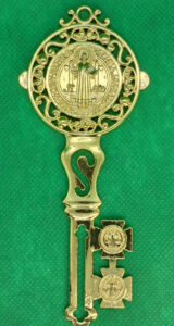 Amuleto Talisman Llave Dorada Cruz de San Benito Colocar en la puerta de entrada a casa negocio recamaras colocar con un liston rojo Para Proteccion Contra Envidias Mala Vibra_B