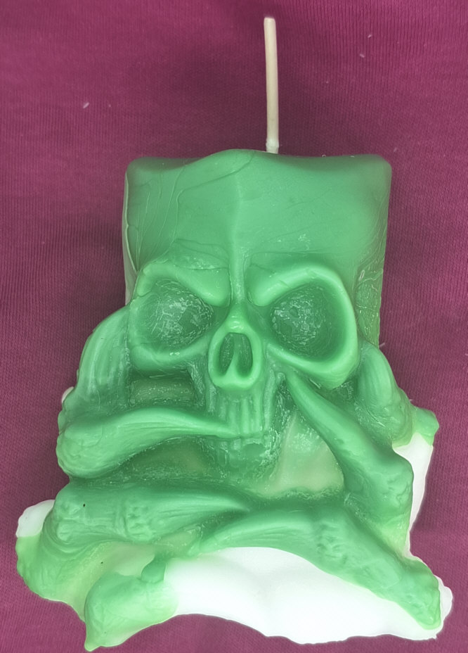 Veladora Cara y Manos CalaVera Para Proteccion Color Base Blanco con Tonos Verdes_A