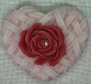 Veladora Rosa del Amor Color base Blanco con Tonos Rosas y Rojo_B